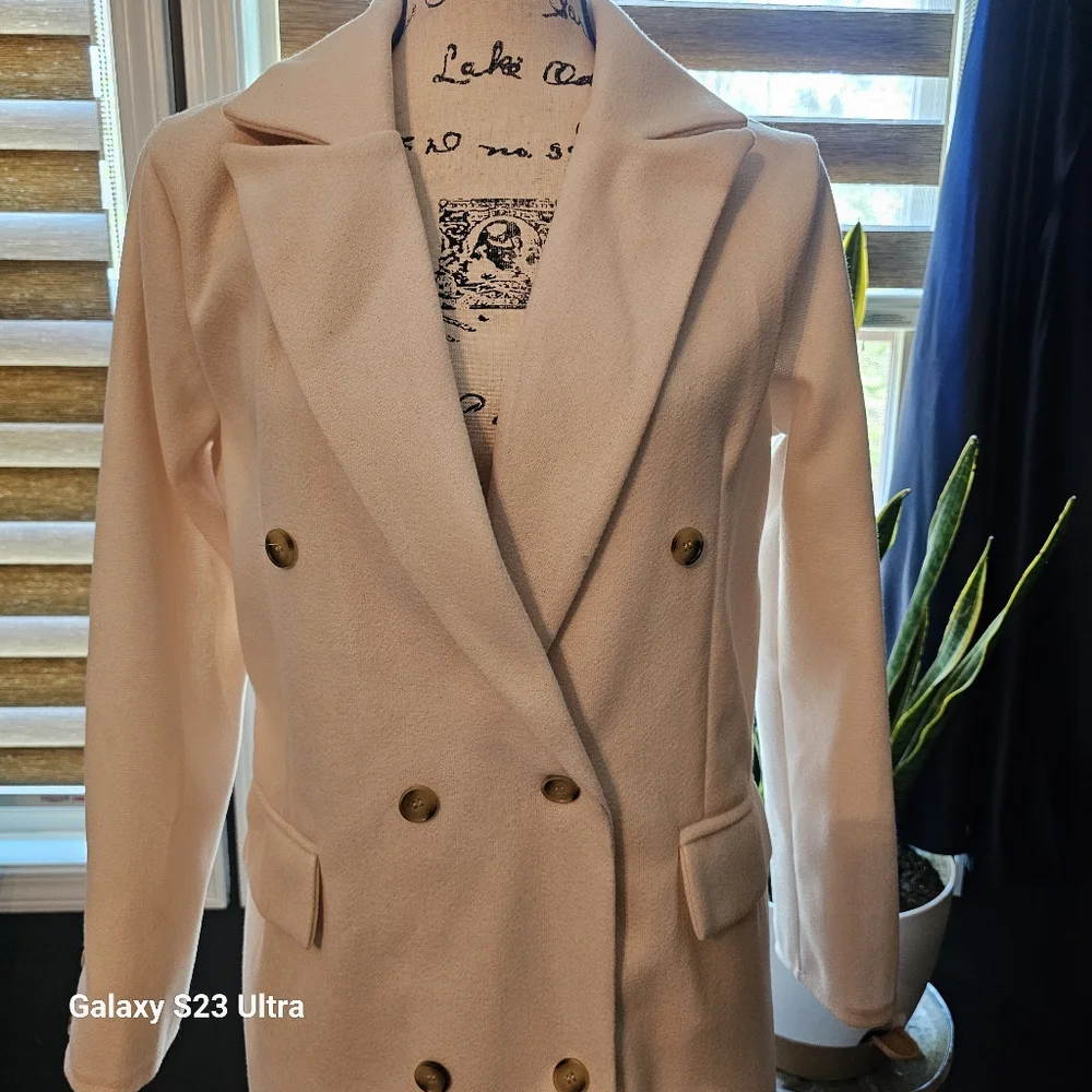 Elegant White Double-Breasted Women's Coat - Picture 5 of 13